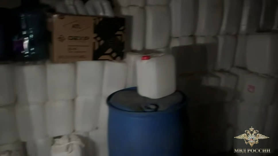 Канистры со спиртосодержащей продукцией, найденные в гараже одного из задержанных по делу о массовом отравлении алкоголем в Ленобласти