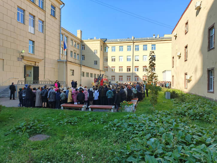 Пожарные учения в петербургской школе №169 на Харьковской улице
