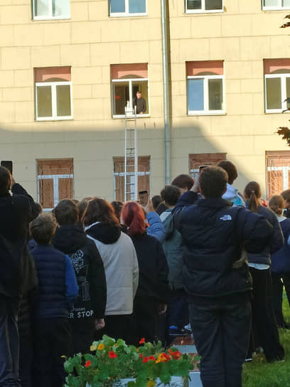 Пожарные учения в петербургской школе №169 на Харьковской улице