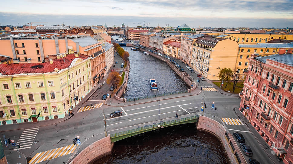 Фонарный мост через реку Мойку в Адмиралтейском районе Санкт-Петербурга