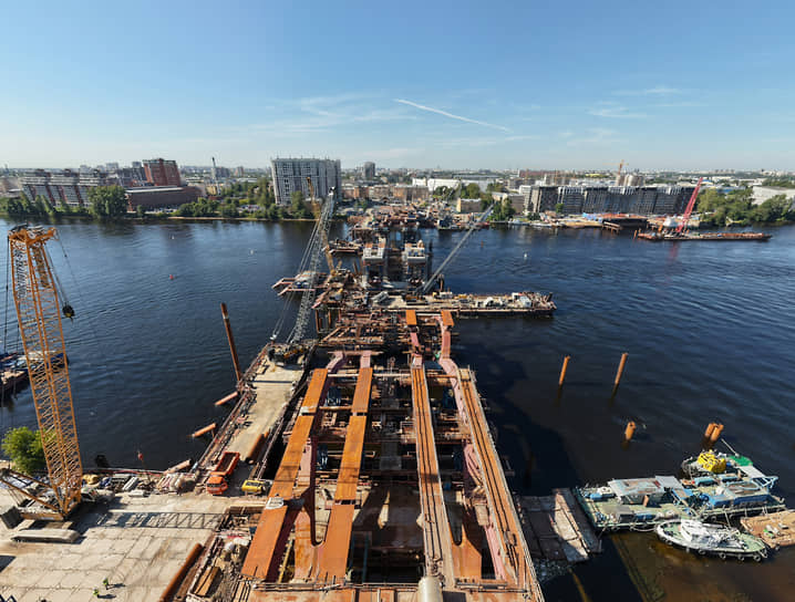 Строительство Большого Смоленского моста через Неву в Санкт-Петербурге.