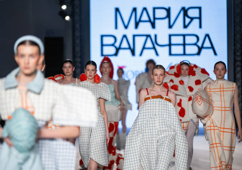 Показ финалистов конкурса "Новые имена в моде" в Доме Ленинградской Торговли (ДЛТ) в апреле 2025 года. Демонстрация коллекции "Аквариумистика" дизайнера Марии Вагачевой.