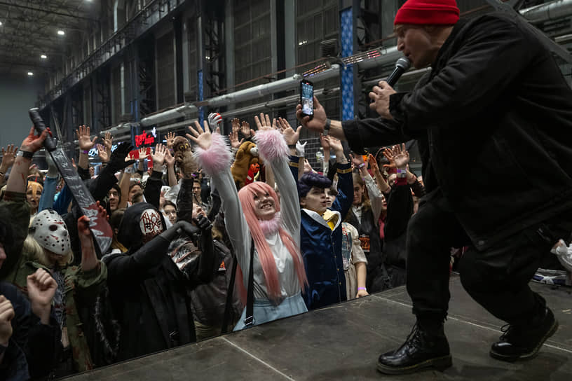 Фестиваль комикс-культуры, мистики и фантастики «Некрокомиккон» в выставочном зале DAA Expo. Участники во время фестиваля.