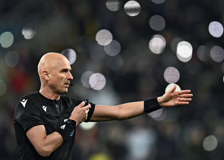 Российский футбольный судья Сергей Карасев во время одного из матчей чемпионата России.