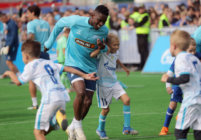 Показательная тренировка футбольной команды «Зенит» (Санкт-Петербург) на Дворцовой площади. Игрок команды Луис Энрике на тренировке с юными футболистами.