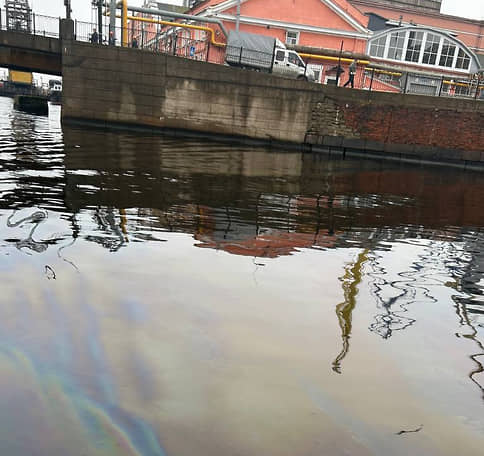 Прокуратура проводит проверку по факту загрязнения нефтепродуктами реки Фонтанки