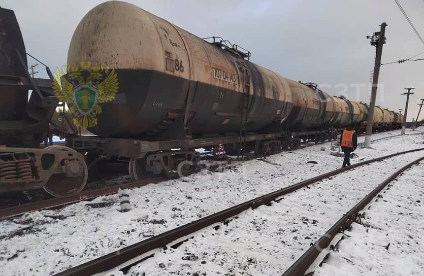 Последствия схода с рельсов пяти цистерн с мазутом на станции Апатиты в Мурманской области