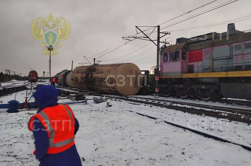 Последствия схода с рельсов пяти цистерн с мазутом на станции Апатиты в Мурманской области