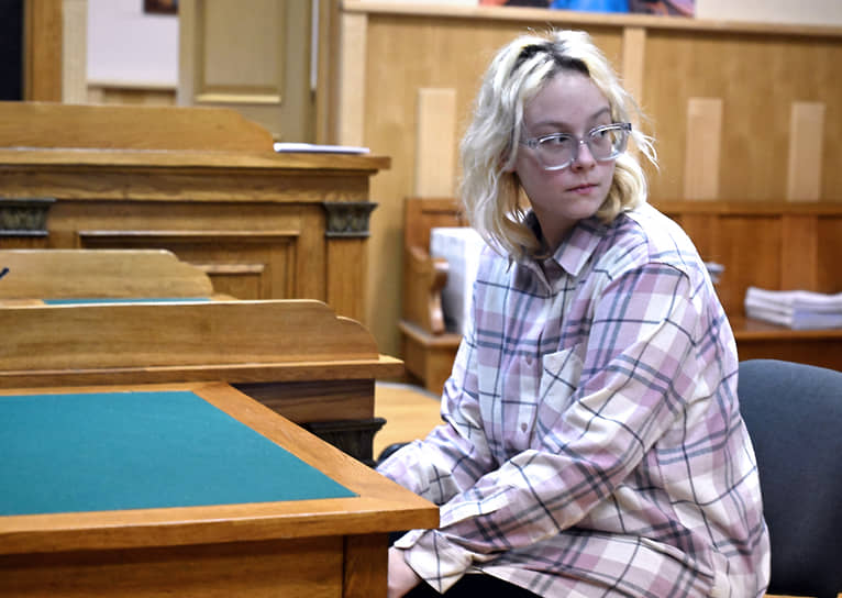 Певица Наоко (Диана Логинова) в зале суда