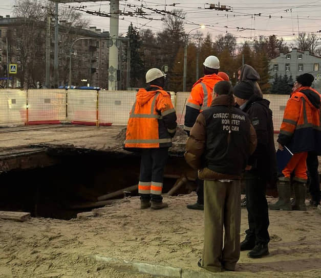 Сотрудники СКР на месте провала грунта на Светлановской площади