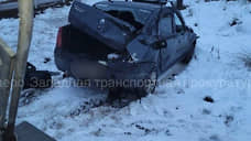 Легковой автомобиль столкнулся с поездом на переезде в Архангельской области