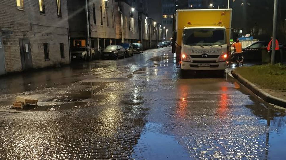 Прорыв трубы в Василеостровском районе 5 декабря