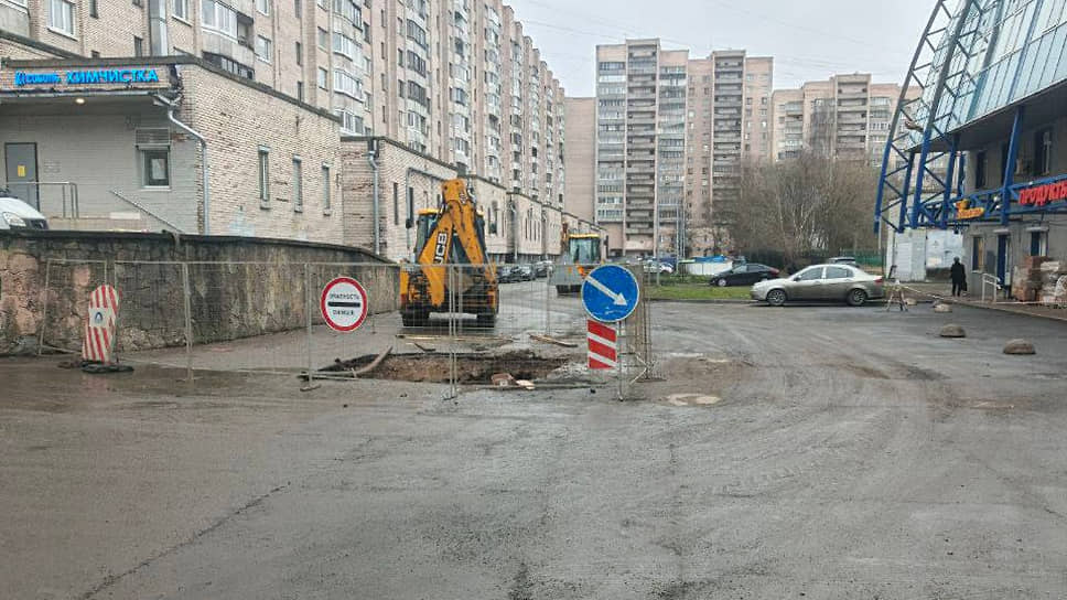 Место прорыва трубы в Василеостровском районе  утром 6 декабря