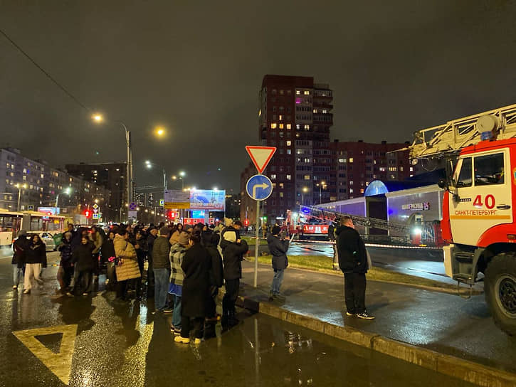 СК возбудил дело после пожара на Правобережном рынке в Петербурге