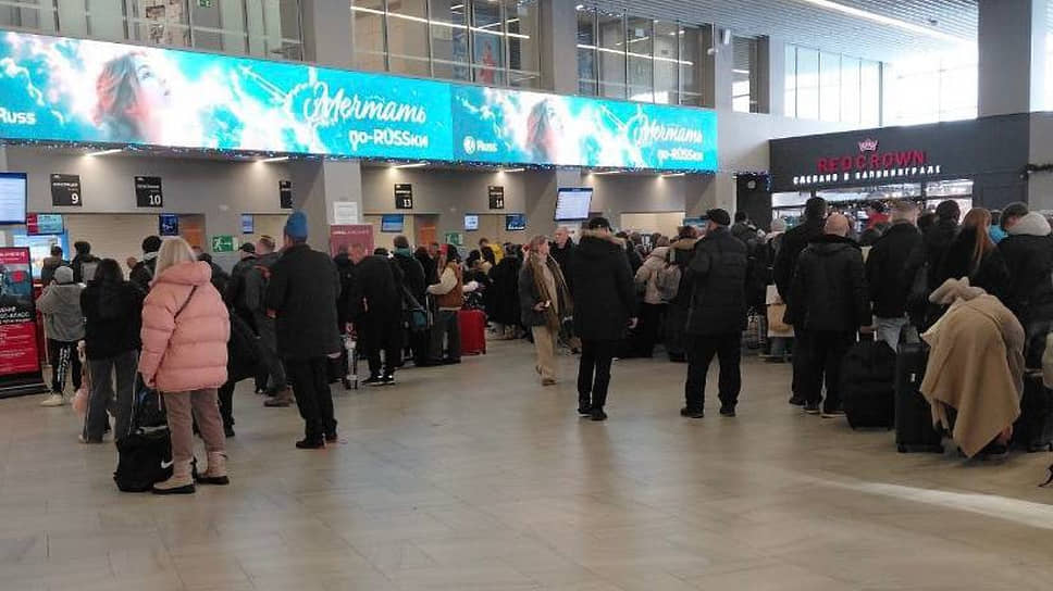 Пассажиры, ожидающие вылета из аэропорта в связи с непогодой