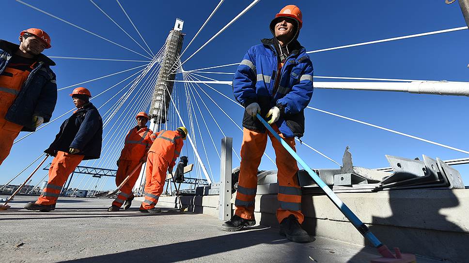 13 сентября 2016. Строители ЗСД на вантовом мосту через Корабельный фарватер