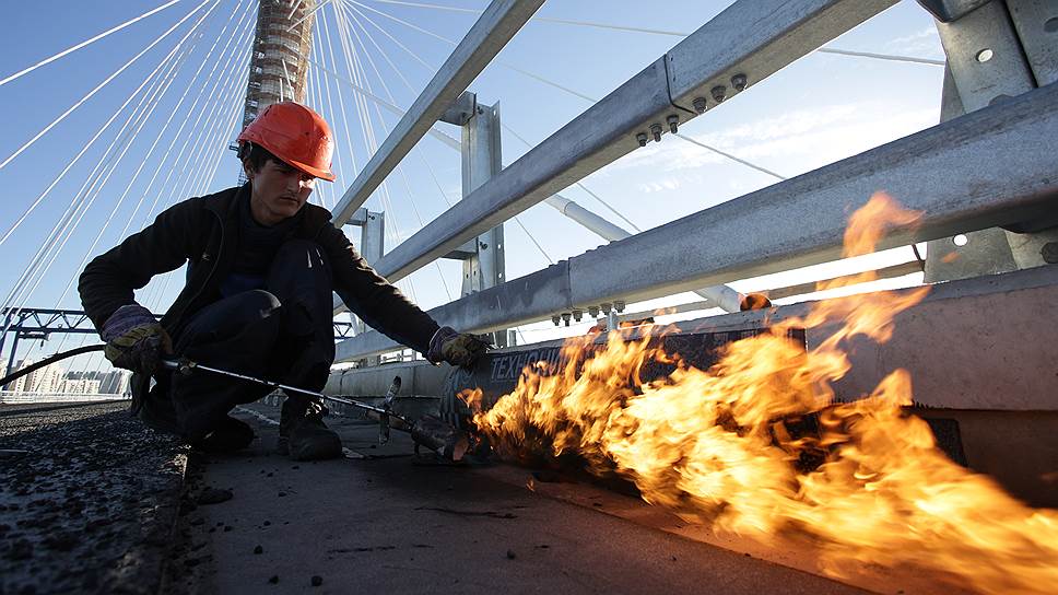 13 сентября 2016. Рабочий на мосту через Петровский фарватер