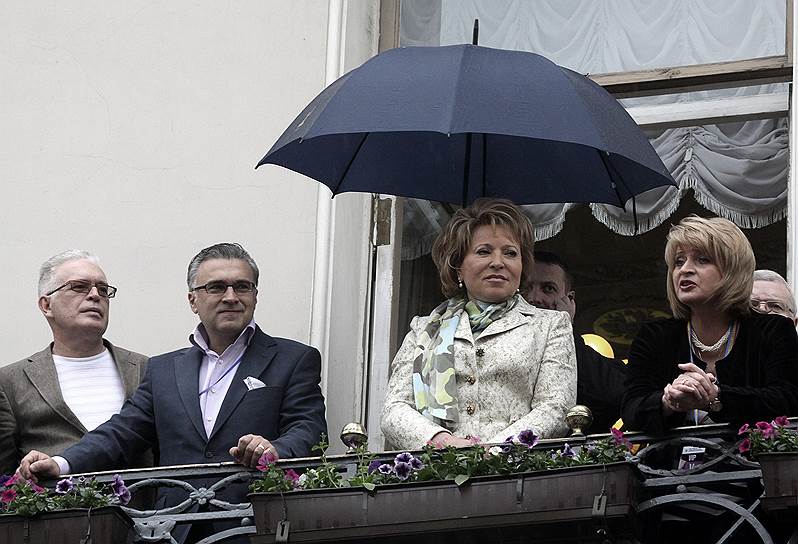 Май 2010. (слева направо) Вице-губернатор по вопросам городского хозяйства, жилищной политики Александр Сергеев, председатель Комитета по культуре Правительства Санкт-Петербурга Антон Губанков, губернатор Санкт-Петербурга Валентина Матвиенко и вице-губернатор Алла Манилова, во время мероприятий посвященных Дню города на Невском проспекте