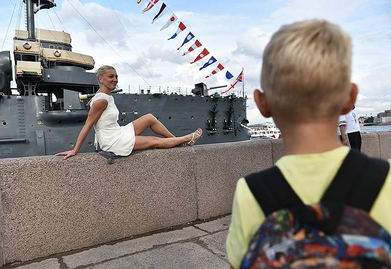 Июль 2016. День Военно-Морского Флота России. Отдыхающие фотографируются на фоне крейсера &quot;Аврора&quot;
