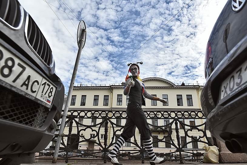 Август 2016. Клоун-мим во время бесплатного представления в центре города