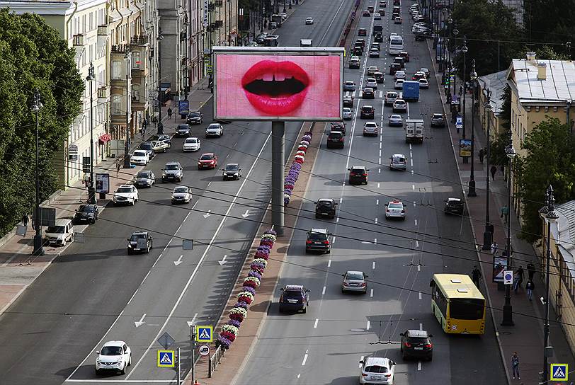 Август 2016. Рекламный экран на Московском проспекте