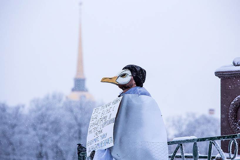 Одиночный пикет на Дворцовой площади против генерального прокурора Российской Федерации Юрия Чайки