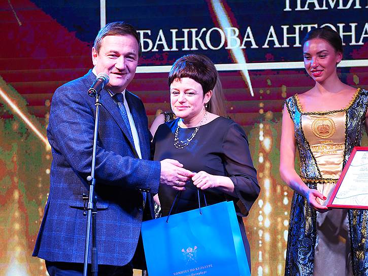 Специальный приз имени Антона Губанкова. Журналист Ирина Начарова (в центре)