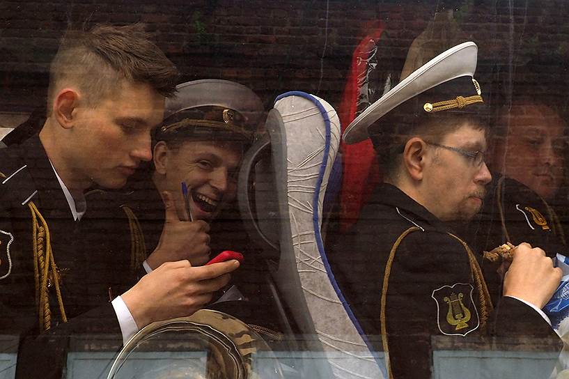 Военные моряки-оркестранты в автобусе после церемонии спуска на воду корвета «Гремящий»