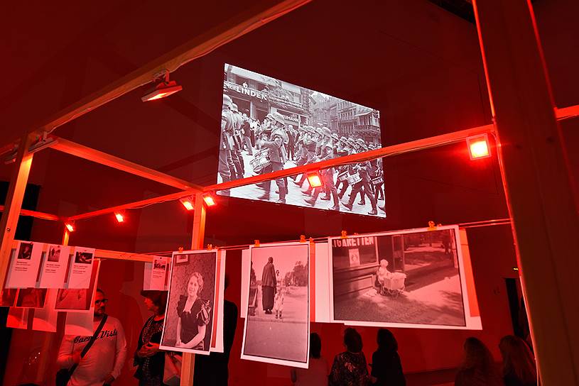 Когда пленки попали в руки петербургского фотографа Дмитрия Конрадта, выяснилось, что среди ленинградских кадров конца 1920-1930-х годов скрывается Берлин ровно того же времени.