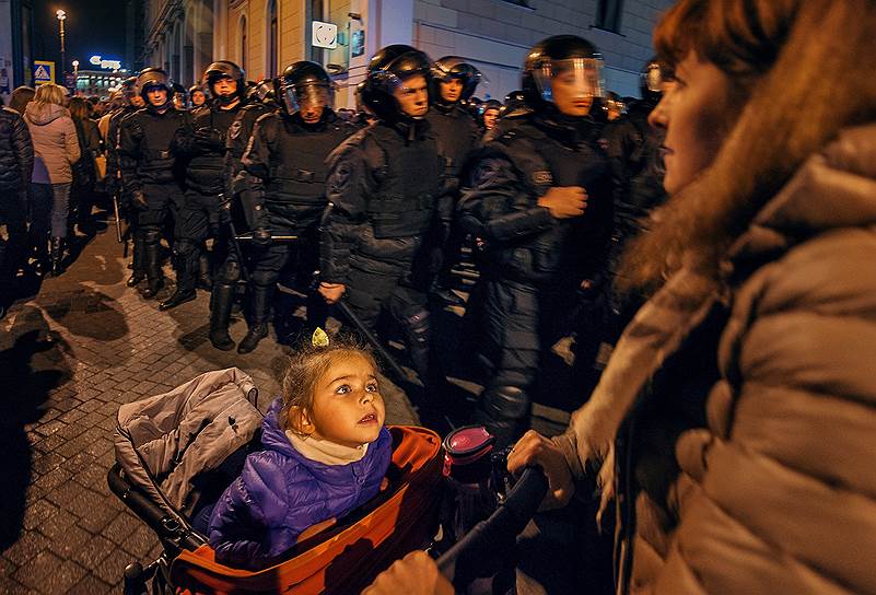 Прохожие во время несогласованной акции протеста