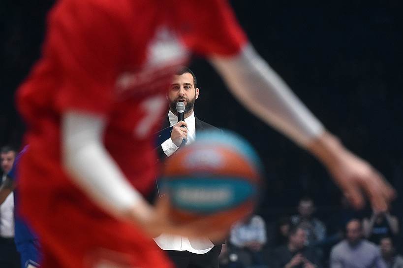 Ведущий шоу Иван Ургант