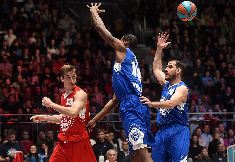 №13 Дмитрий Хвостов (&quot;Локомотив-Кубань&quot;) и №10 Хоакин Колом (УНИКС)