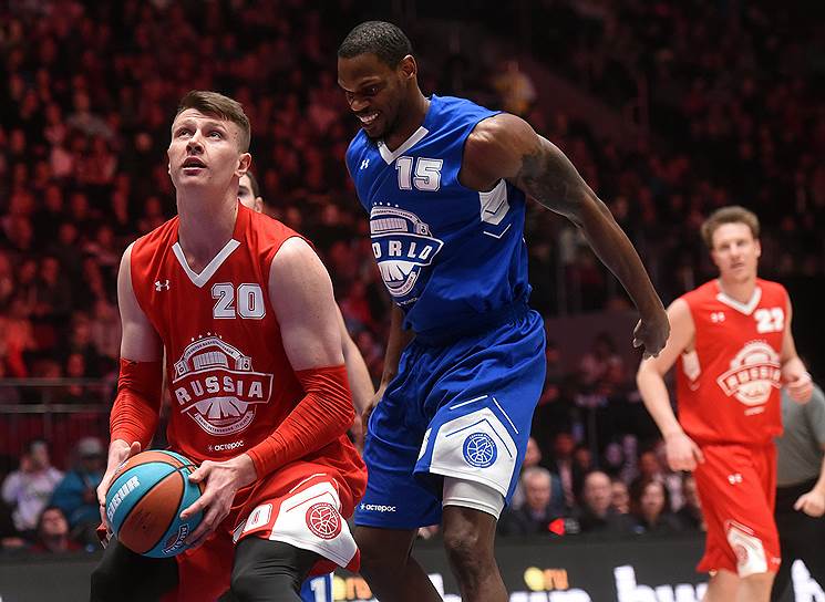 №20 Андрей Воронцевич (ЦСКА) и №15 Фрэнк Элегар (&quot;Локомотив-Кубань&quot;)