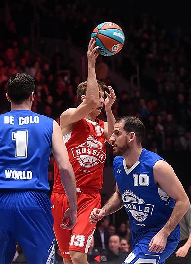 №13 Дмитрий Хвостов (&quot;Локомотив-Кубань&quot;) и №10 Хоакин Колом (УНИКС)