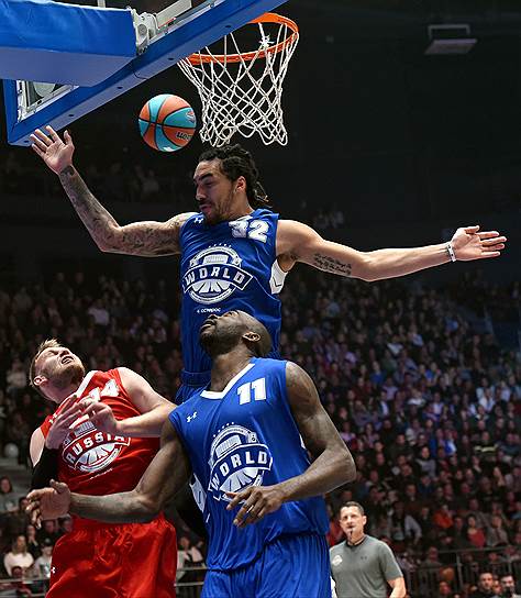 №14 Антон Понкрашов (УНИКС), №32 Дрю Гордон (&quot;Зенит&quot;) и №11 Стефан Ласме (УНИКС).