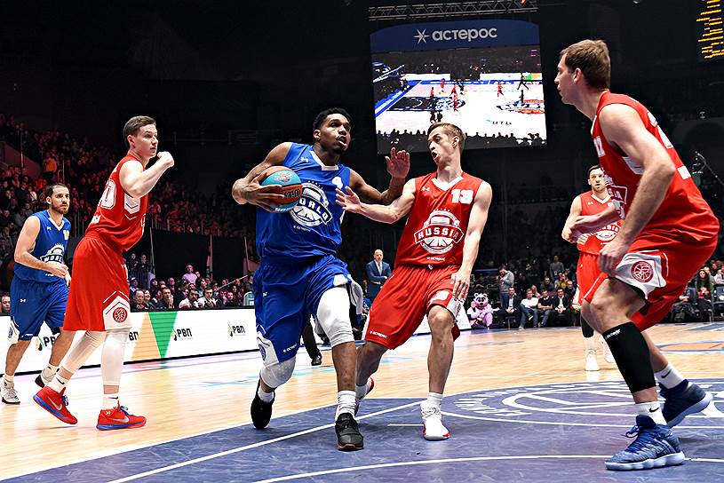 №4 Коти Кларк (&quot;Автодор&quot;) и №13 Дмитрий Хвостов (&quot;Локомотив-Кубань&quot;)