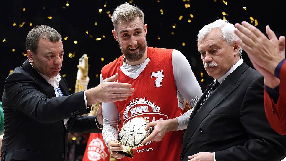 Слева направо: резидент Единой лиги ВТБ Сергей Кущенко, лучший игрок матча Сергей Карасев (&quot;Звезды России&quot; / &quot;Зенит&quot; Санкт-Петербург) и губернатор Санкт-Петербурга Георгий Полтавченко 