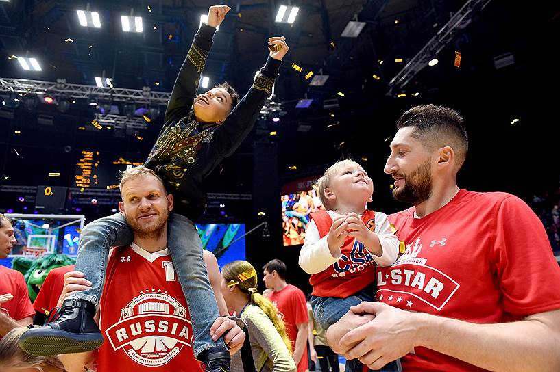 №14 Антон Понкрашов (УНИКС) (слева) и №41 Никита Курбанов (ЦСКА) (справа) со своими детьми 