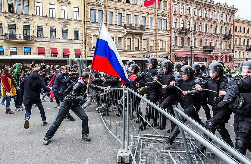 5 мая. Несанкционированная акция протеста сторонников оппозиционера Алексея Навального &quot;Он нам не царь&quot; на Невском проспекте