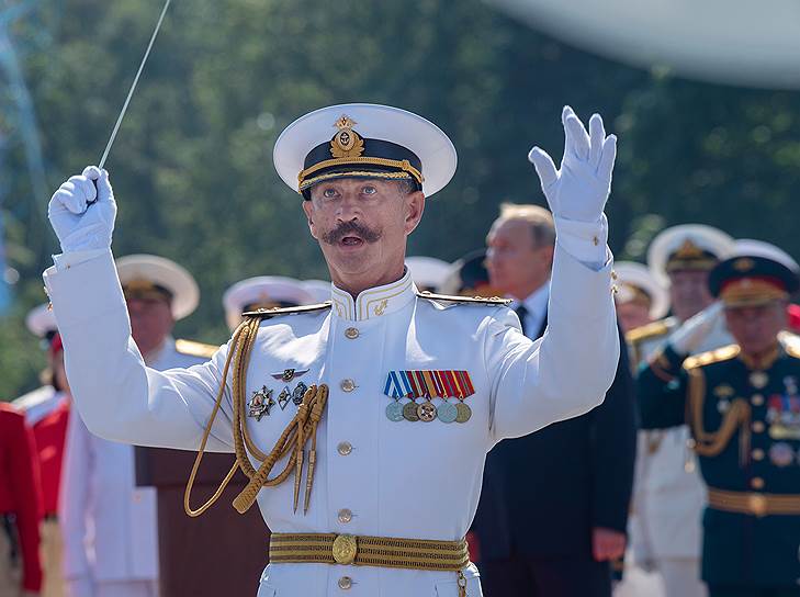 Военно-морской парад в День Военно-Морского Флота России. Дирижер Адмиралтейского оркестра Ленинградской военно-морской базы Алексей Карабанов во время парада