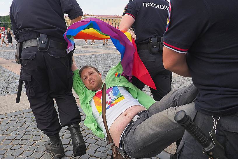 Задержание участников одиночных пикетов и активистов ЛГБТ-движения на Дворцовой площади