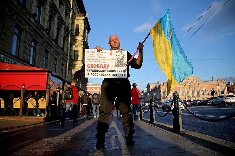 Одиночные пикет в поддержку украинского режиссера Олега Сенцова на Невском проспекте