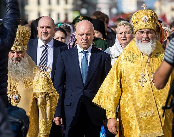 Вице-губернатор Санкт-Петербурга Константин Серов (в центре)