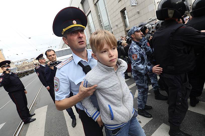 Акция сторонников Алексея Навального против пенсионной реформы на Площади Ленина 