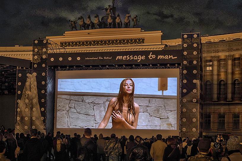 Демонстрация кинофильма &quot;Молодость&quot; итальянского режиссера Паоло Соррентино во время открытия фестиваля &quot;Послание к человеку&quot; на Дворцовой площади