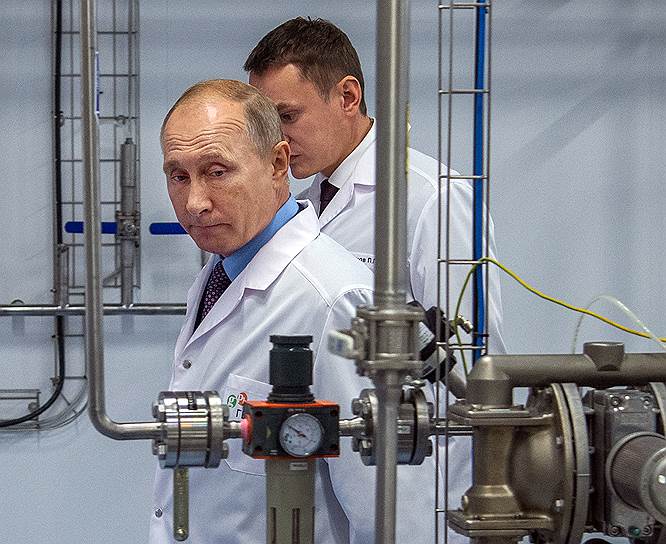 Президент России Владимир Путин (слева) во время посещения фармацевтического завода &quot;Герофарм&quot;