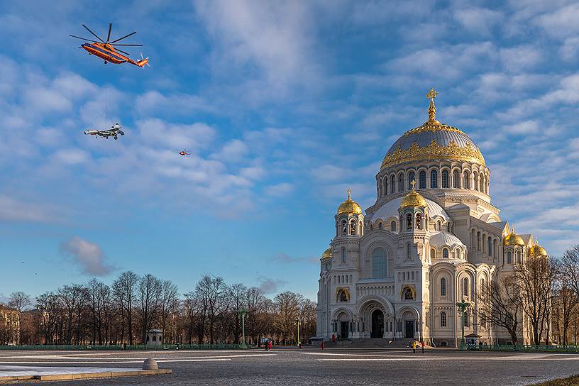 Транспортировка вертолетом Ми-26 истребителя Су-27 (Алексей Маресьев) из Пушкина в Адмиралтейство Кронштадта