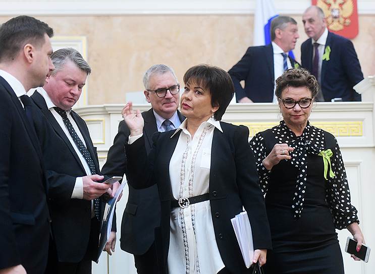 Новые члены Правительства Санкт-Петербурга после своего утверждения в Законодательном собрании Санкт-Петербурга