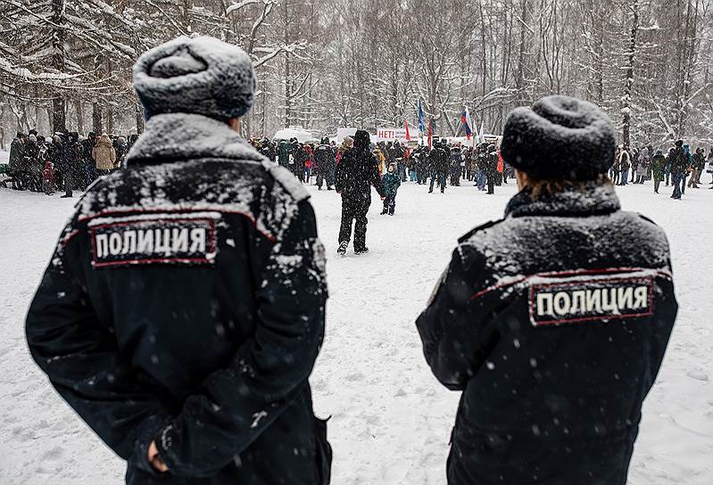 Сотрудники полиции в Удельном парке во время проведения митинга &quot;Россия не помойка&quot;
