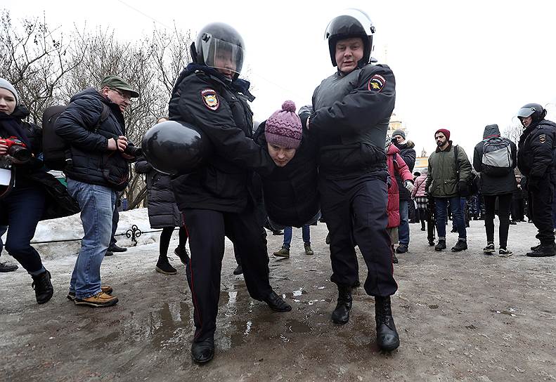 Первые задержания участников несогласованной акции &quot;Марш материнского гнева&quot; в Александровском саду